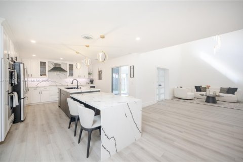 House in Margate, Florida 4 bedrooms, 219.62 sq.m. № 1779497 - photo 5