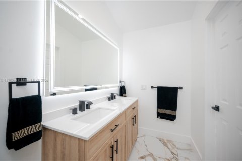 House in Margate, Florida 4 bedrooms, 219.62 sq.m. № 1779497 - photo 21