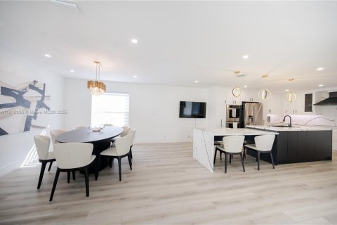 House in Margate, Florida 4 bedrooms, 219.62 sq.m. № 1779497 - photo 7