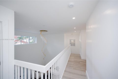 House in Margate, Florida 4 bedrooms, 219.62 sq.m. № 1779497 - photo 15