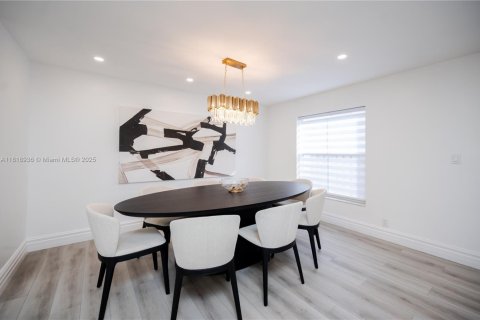 House in Margate, Florida 4 bedrooms, 219.62 sq.m. № 1779497 - photo 27