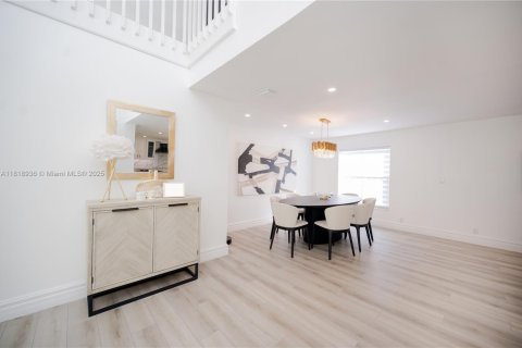 House in Margate, Florida 4 bedrooms, 219.62 sq.m. № 1779497 - photo 8