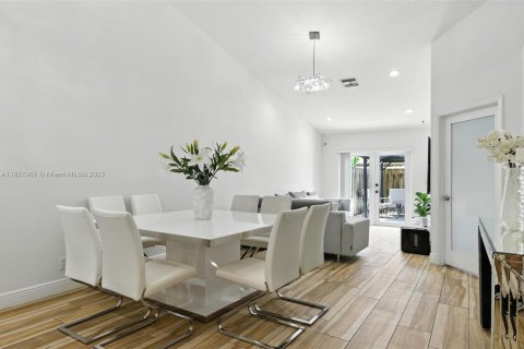 Casa en venta en Sunrise, Florida, 3 dormitorios, 123.56 m2 № 1872423 - foto 2