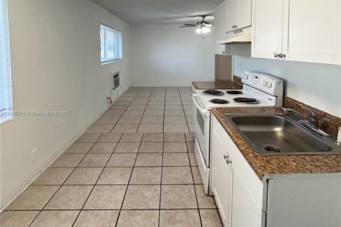 Apartment in Wilton Manors, Florida 27.87 sq.m. № 2013329 - photo 2