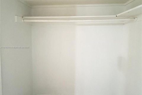 Apartment in Wilton Manors, Florida 27.87 sq.m. № 2013329 - photo 6