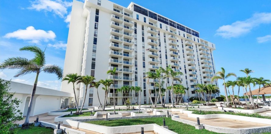 Кондоминиум с 2 спальнями в Норт-Майами, Флорида № 2047341