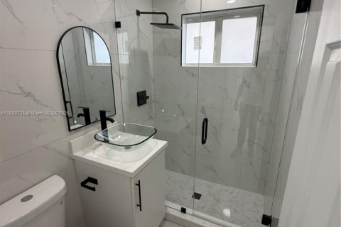 House in Hialeah, Florida 3 bedrooms, 212.93 sq.m. № 1929183 - photo 2