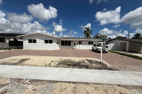 House in Hialeah, Florida 3 bedrooms, 212.93 sq.m. № 1929183 - photo 12