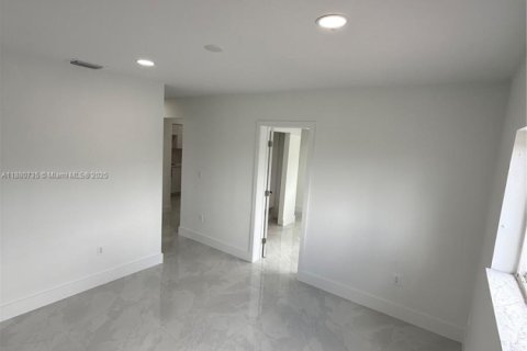 House in Hialeah, Florida 3 bedrooms, 212.93 sq.m. № 1929183 - photo 10
