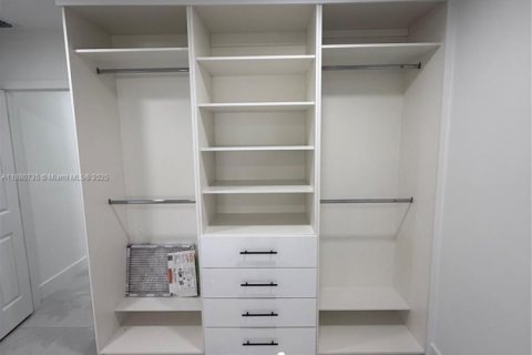 House in Hialeah, Florida 3 bedrooms, 212.93 sq.m. № 1929183 - photo 6