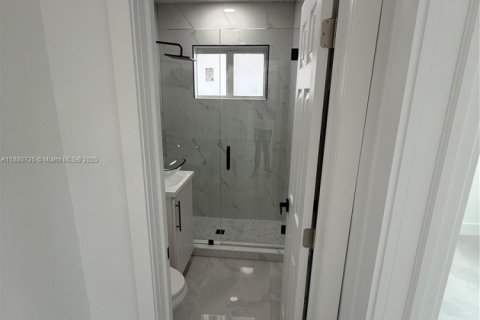 House in Hialeah, Florida 3 bedrooms, 212.93 sq.m. № 1929183 - photo 3