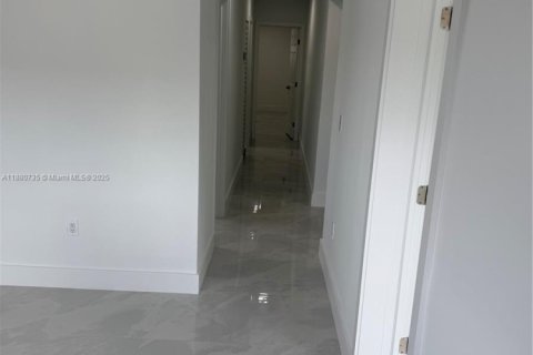 House in Hialeah, Florida 3 bedrooms, 212.93 sq.m. № 1929183 - photo 11