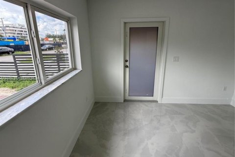House in Hialeah, Florida 3 bedrooms, 212.93 sq.m. № 1929183 - photo 9