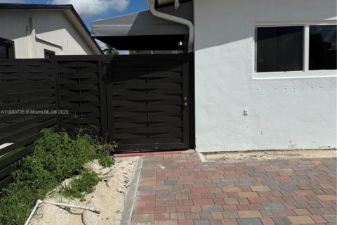 House in Hialeah, Florida 3 bedrooms, 212.93 sq.m. № 1929183 - photo 8
