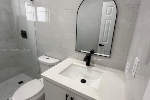 House in Hialeah, Florida 3 bedrooms, 212.93 sq.m. № 1929183 - photo 5