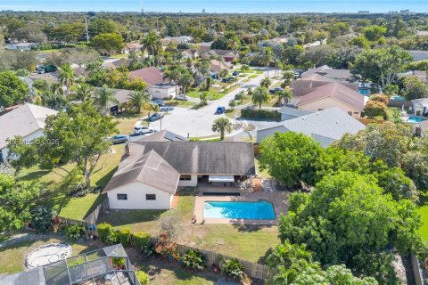 House in Plantation, Florida 3 bedrooms, 260.22 sq.m. № 2000482 - photo 8