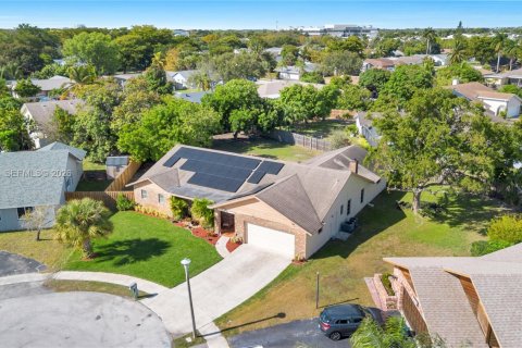 House in Plantation, Florida 3 bedrooms, 260.22 sq.m. № 2000482 - photo 6