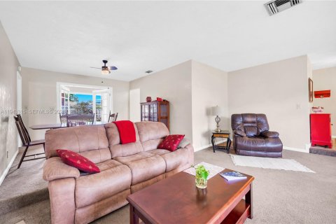 House in Plantation, Florida 3 bedrooms, 260.22 sq.m. № 2000482 - photo 14