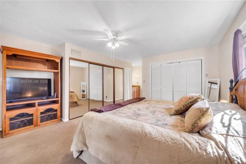 House in Plantation, Florida 3 bedrooms, 260.22 sq.m. № 2000482 - photo 25