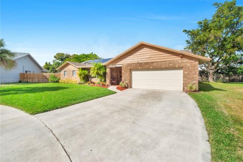 House in Plantation, Florida 3 bedrooms, 260.22 sq.m. № 2000482 - photo 2