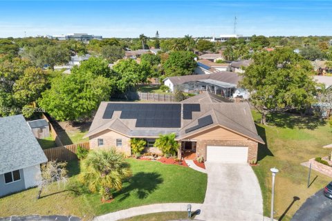 House in Plantation, Florida 3 bedrooms, 260.22 sq.m. № 2000482 - photo 5