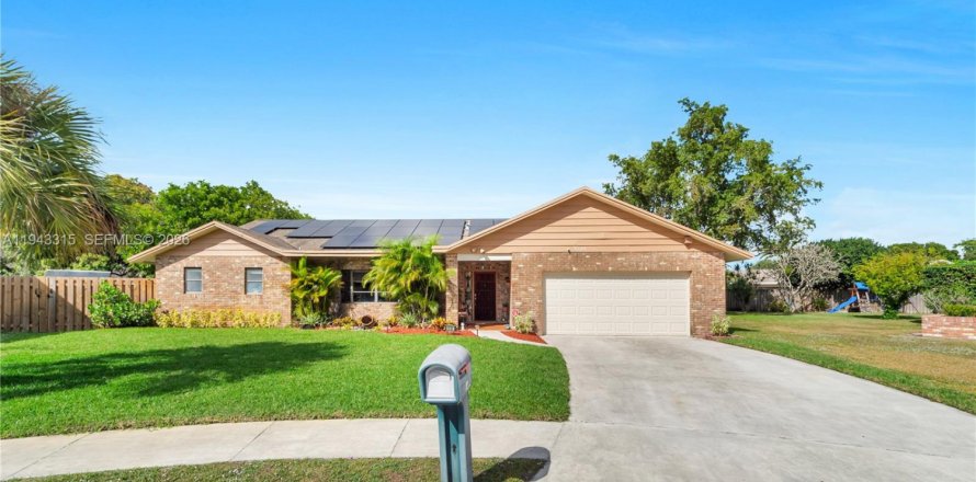 House in Plantation, Florida 3 bedrooms, 260.22 sq.m. № 2000482