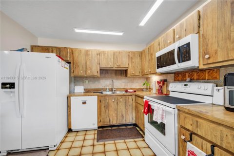 House in Plantation, Florida 3 bedrooms, 260.22 sq.m. № 2000482 - photo 23