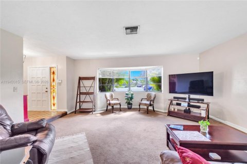 House in Plantation, Florida 3 bedrooms, 260.22 sq.m. № 2000482 - photo 13