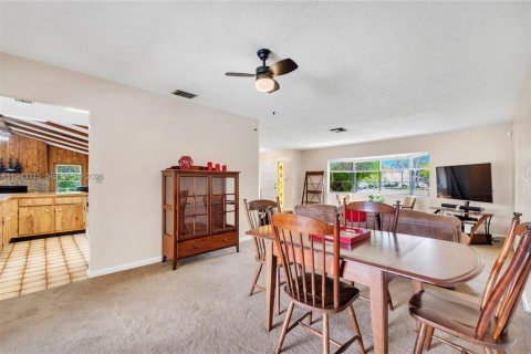 House in Plantation, Florida 3 bedrooms, 260.22 sq.m. № 2000482 - photo 16