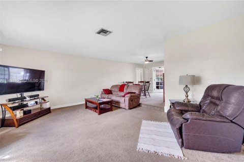 House in Plantation, Florida 3 bedrooms, 260.22 sq.m. № 2000482 - photo 12