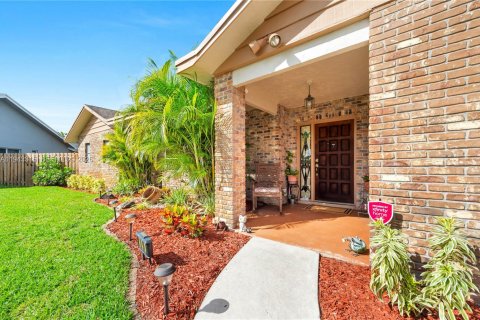 House in Plantation, Florida 3 bedrooms, 260.22 sq.m. № 2000482 - photo 3