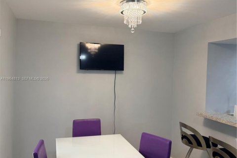 Condo in Miami, Florida, 3 bedrooms  № 2026130