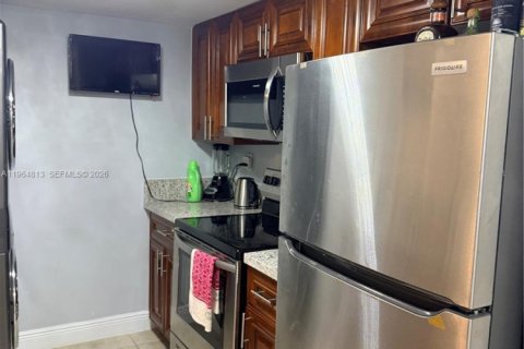 Condo in Miami, Florida, 3 bedrooms  № 2026130 - photo 2