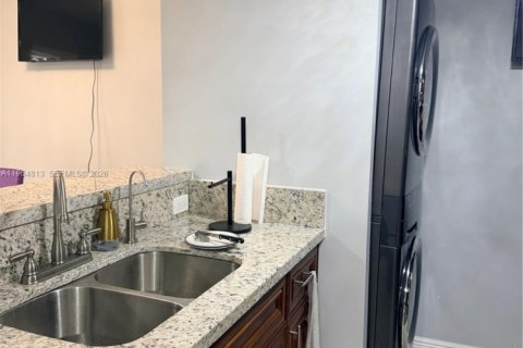 Condo in Miami, Florida, 3 bedrooms  № 2026130 - photo 3