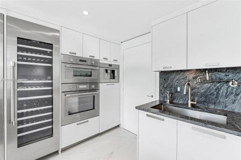 Condo in Miami Beach, Florida, 1 bedroom  № 1703660 - photo 11
