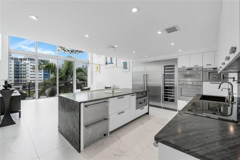 Condo in Miami Beach, Florida, 1 bedroom  № 1703660 - photo 12