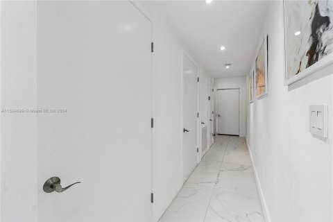Condo in Miami Beach, Florida, 1 bedroom  № 1703660 - photo 9