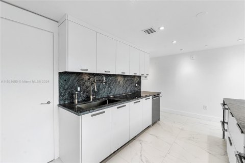 Condo in Miami Beach, Florida, 1 bedroom  № 1703660 - photo 13
