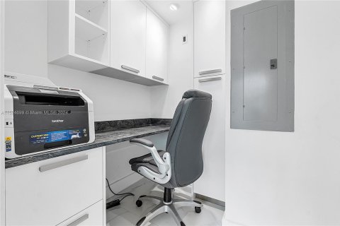 Condo in Miami Beach, Florida, 1 bedroom  № 1703660 - photo 18