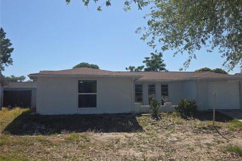 House in Port Richey, Florida 2 bedrooms, 132.48 sq.m. № 2119621