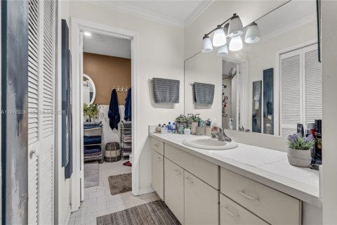 House in Miami, Florida 3 bedrooms, 157.38 sq.m. № 2043112 - photo 26