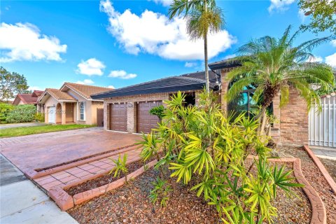 House in Miami, Florida 3 bedrooms, 157.38 sq.m. № 2043112