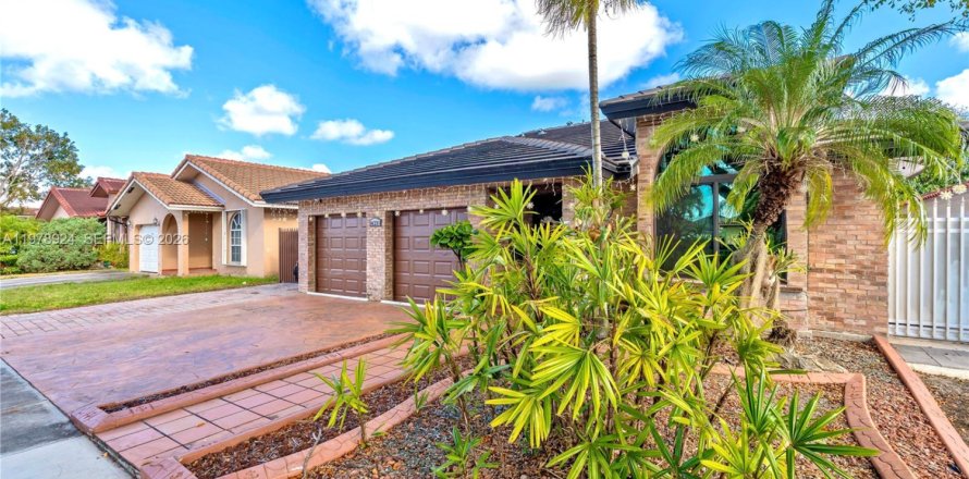 House in Miami, Florida 3 bedrooms, 157.38 sq.m. № 2043112