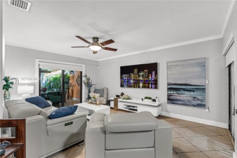 House in Miami, Florida 3 bedrooms, 157.38 sq.m. № 2043112 - photo 13