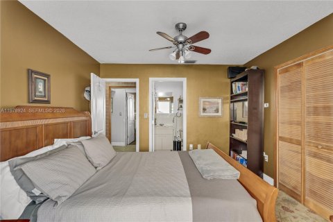 House in Miami, Florida 3 bedrooms, 157.38 sq.m. № 2043112 - photo 17