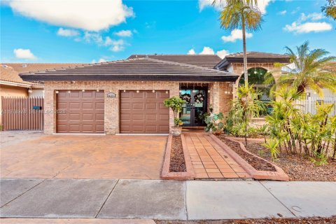 House in Miami, Florida 3 bedrooms, 157.38 sq.m. № 2043112 - photo 2