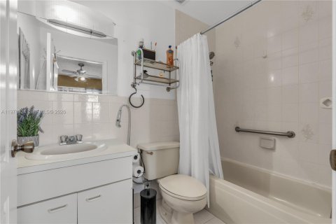 House in Miami, Florida 3 bedrooms, 157.38 sq.m. № 2043112 - photo 18