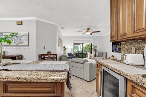 House in Miami, Florida 3 bedrooms, 157.38 sq.m. № 2043112 - photo 12