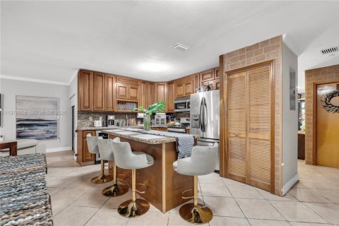 House in Miami, Florida 3 bedrooms, 157.38 sq.m. № 2043112 - photo 10