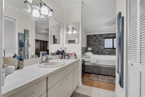 House in Miami, Florida 3 bedrooms, 157.38 sq.m. № 2043112 - photo 23